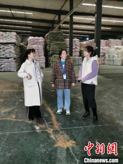 圖為次仁措姆(中)正在開(kāi)展街道工作。<a target='_blank' ><p  align=
