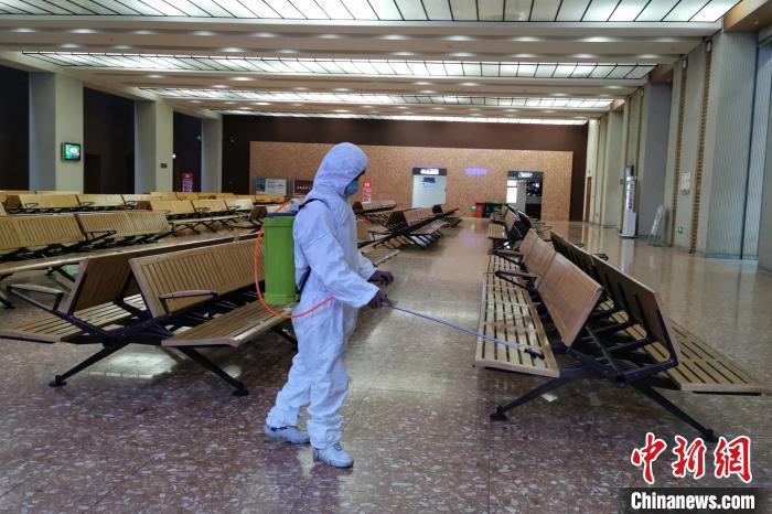 圖為拉薩車站工作人員在候車室進(jìn)行消毒?！±詈Ｐ?攝