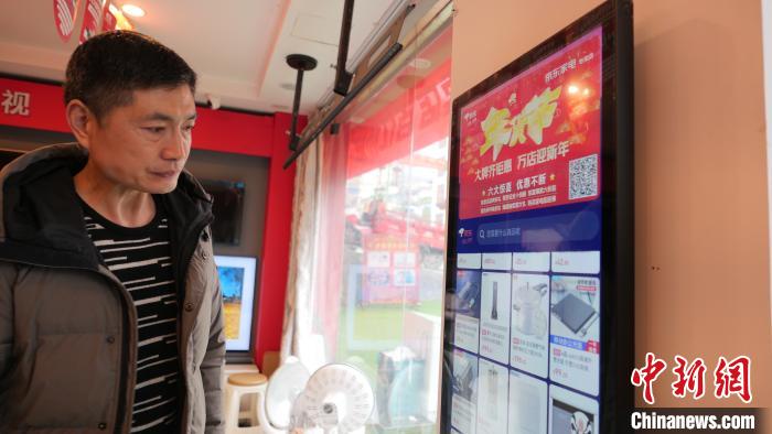 圖為店內(nèi)放置的可在線(xiàn)選購(gòu)商品的觸摸電子展示屏。　謝牧 攝