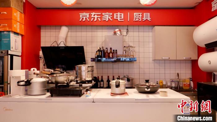 圖為店內(nèi)部分商品展示?！≈x牧 攝