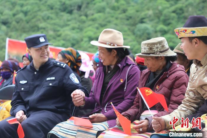圖為李陽副所長(zhǎng)(前排左一)與卓嘎、央宗姐妹共同參加愛國(guó)主義教育活動(dòng)。　德吉 攝
