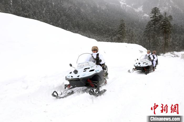 圖為雪地摩托車開路?！⊙鸩?攝
