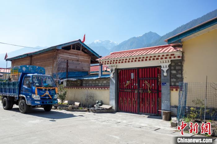 圖為林芝下察隅鎮(zhèn)布巴村村民家門(mén)口停放著貨運(yùn)車輛?！〗w波 攝