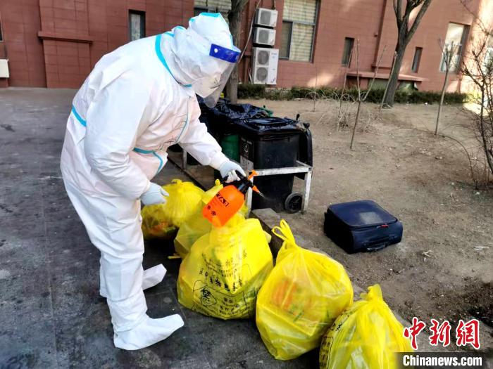 給垃圾做消殺?！¤F西區(qū)委宣傳部 攝