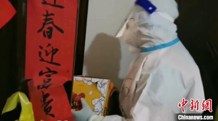 為封閉在家居民送快遞?！¤F西區(qū)委宣傳部 攝