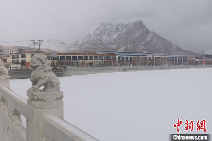 圖為2月5日傍晚時(shí)分的西藏阿里獅泉河鎮(zhèn)雪景?！⊥跏啦?攝