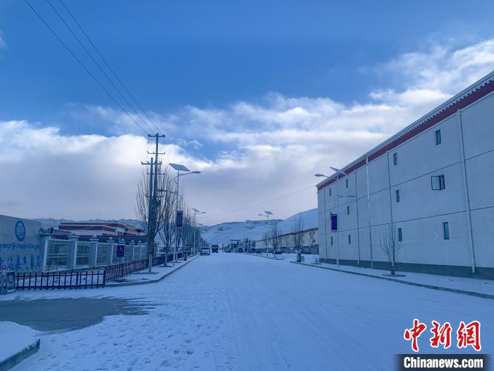 圖為西藏札達(dá)縣街道被積雪覆蓋?！?qiáng)久 攝