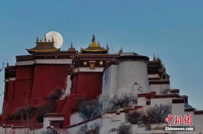 圖為一輪明月從布達拉宮上空緩緩升起。馬謙 攝