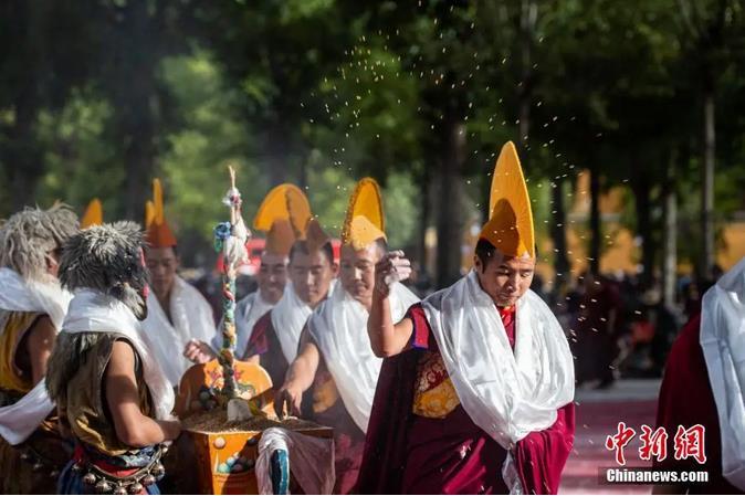 資料圖：扎什倫布寺跳神活動結(jié)束后，僧眾依次拋撒“切瑪”盒中的青稞祈福。<a target='_blank' ><p  align=