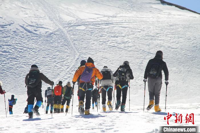 圖為2019年，普通民眾在洛堆峰體驗登雪山活動。資料圖 趙朗 攝