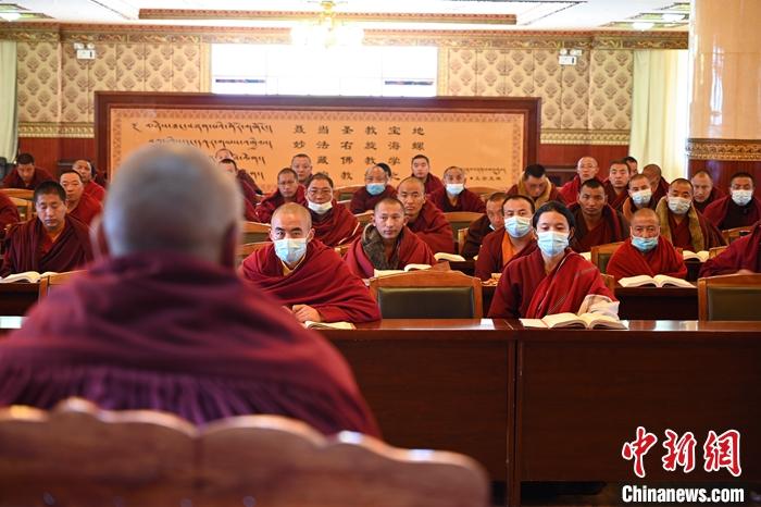 3月23日，記者走進位于拉薩的西藏佛學(xué)院，探訪宗教學(xué)府的新學(xué)期。圖為佛學(xué)院學(xué)員正在上課。<a target='_blank' ></p><p  align=