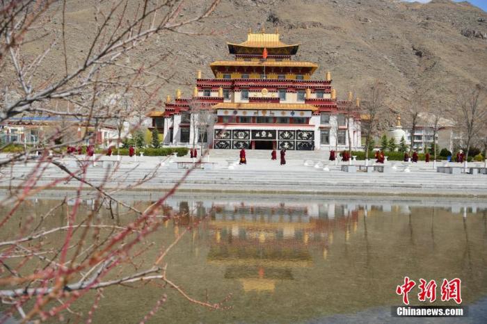3月23日，西藏佛學(xué)院開學(xué)第二日，<a target='_blank' >中新社</a>記者前往學(xué)院探訪了少年活佛班、尼眾部等，走進了他們的課堂。該學(xué)院有來自藏傳佛教格魯派、寧瑪派等各個教派的僧尼，900余人在此學(xué)習(xí)。圖為西藏佛學(xué)院內(nèi)景。<a target='_blank' >中新社</a>發(fā) 貢嘎來松 攝