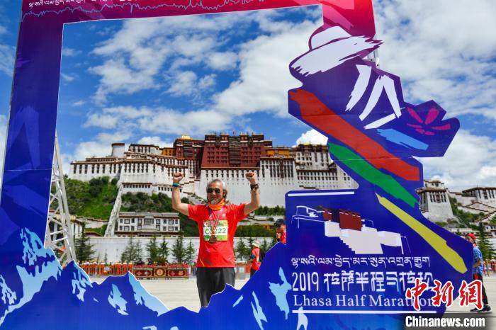資料圖為2019年8月18日，拉薩舉行半程馬拉松賽?！〗w波 攝