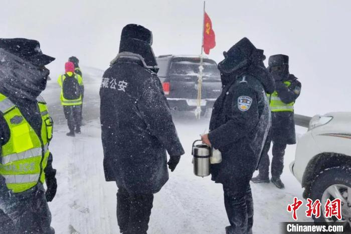 強降雪后，西藏安多縣警方在國道109線唐古拉山段開展除雪保通工作?！“捕嗫h公安局 供圖 攝