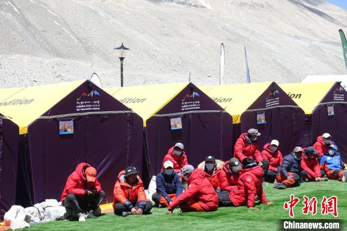 5月9日，登山隊(duì)員在珠峰北坡登山大本營(yíng)歇息。　冉文娟 攝
