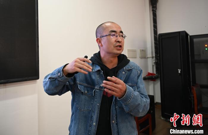 圖為西藏大學(xué)教授寧長(zhǎng)春授課宣講。