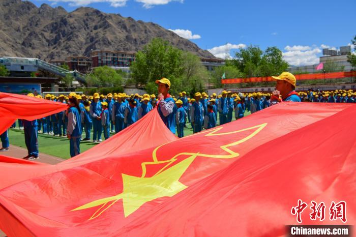 圖為拉薩市堆龍德慶區(qū)堆龍姜昆黃小勇希望小學(xué)學(xué)生在操場(chǎng)入隊(duì)儀式?！∝暩聛?lái)松 攝