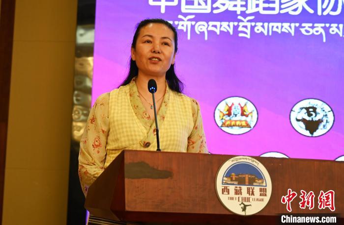 圖為西藏自治區(qū)舞蹈家協(xié)會主席達(dá)娃拉姆致辭?！≮w朗 攝