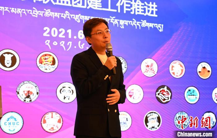 圖為中國舞蹈家協(xié)會街舞委員會常務(wù)副主任、秘書長夏銳致辭?！≮w朗 攝