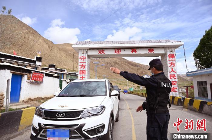 圖為移民管理警察示意司機停車接受檢查。　趙朗 攝