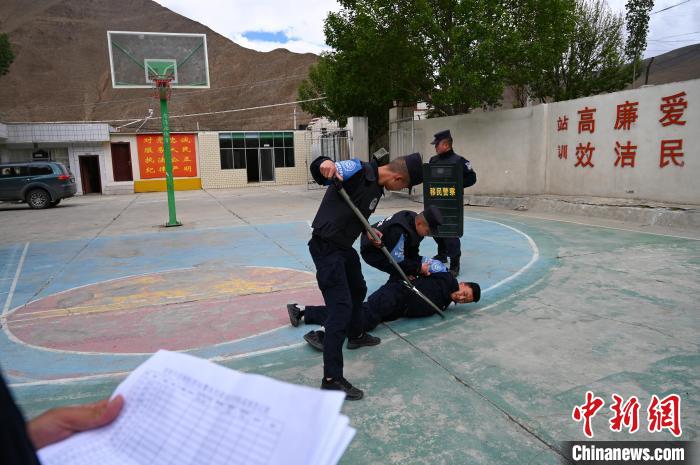 圖為移民管理警察進行警務(wù)技能考核。　趙朗 攝