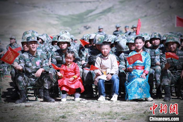 圖為駐地小朋友參加此次活動?！?普布扎西 攝