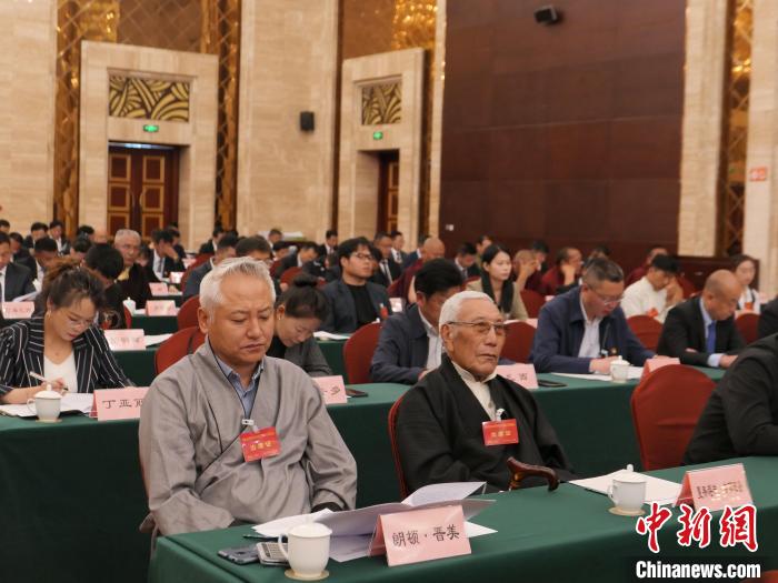 圖為西藏自治區(qū)各族各界慶祝中國共產(chǎn)黨成立100周年座談會現(xiàn)場?！≈x牧 攝