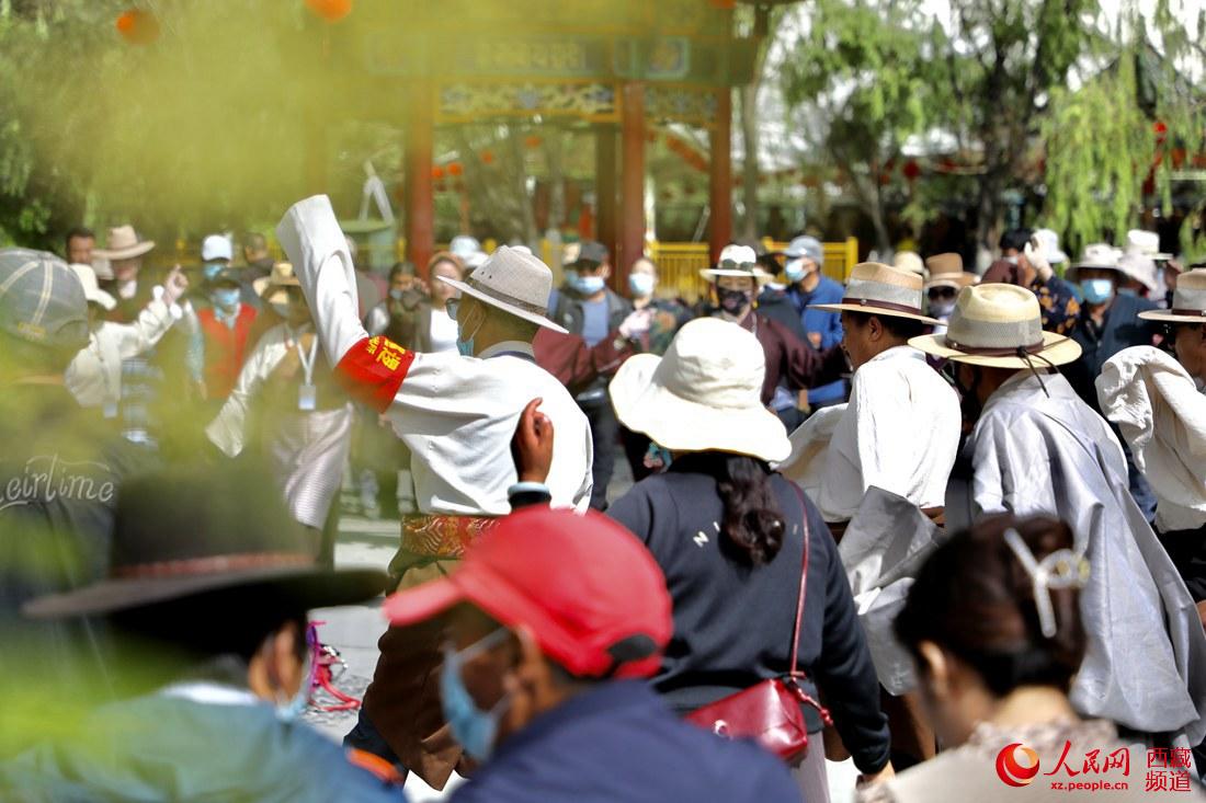 拉薩市民在宗角祿康公園跳鍋莊舞。人民網(wǎng) 次仁羅布攝