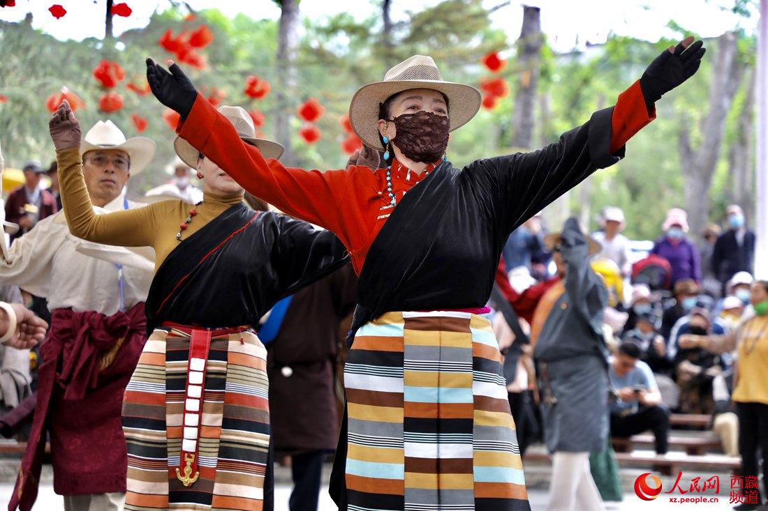 拉薩市民在宗角祿康公園跳鍋莊舞。人民網(wǎng) 次仁羅布攝