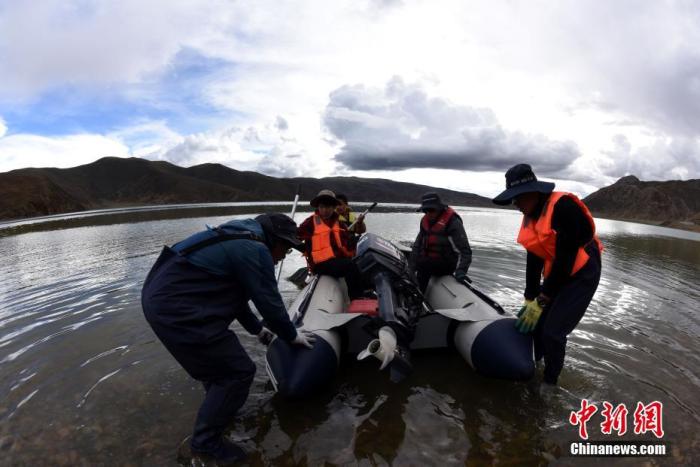 圖為科考隊(duì)員準(zhǔn)備乘快艇前往浪錯湖中心開展科考作業(yè)。 <a target='_blank' ><p  align=
