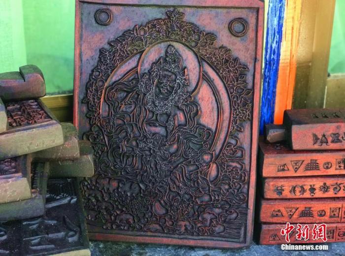 圖為普松雕刻技藝傳承人嘎瑪曲扎創(chuàng)作的雕刻作品。 <a target='_blank' ><p  align=