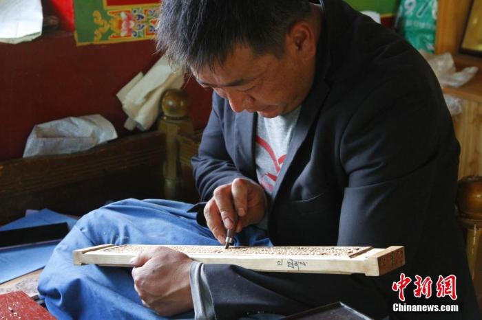 圖為7月14日，普松雕刻技藝傳承人嘎瑪曲扎正在家中進行創(chuàng)作。 <a target='_blank' ><p  align=