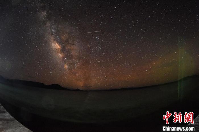 錯(cuò)鄂湖星空璀璨，一顆流星劃過(guò)?！?lt;a target='_blank' ></p><p  align=