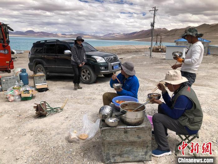 在“世界屋脊”上作業(yè)，中國科考隊員衣、食、住、行有何特色？