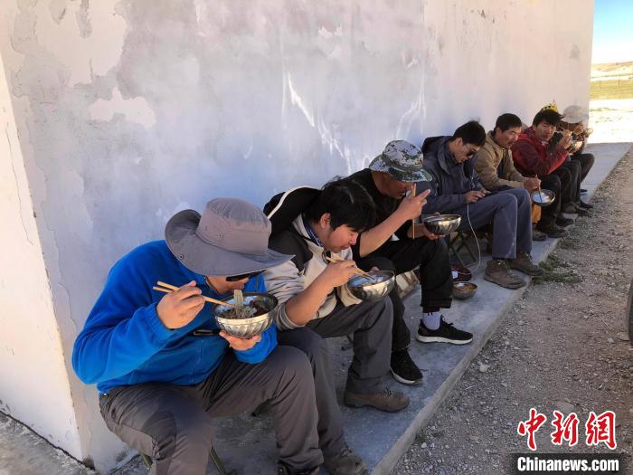 科考隊員在高原湖泊岸邊進餐?！?lt;a target='_blank' ><p  align=