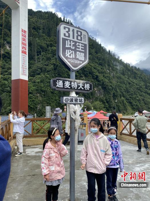 游人在通麥特大橋拍照打卡。彭寧鈴 攝