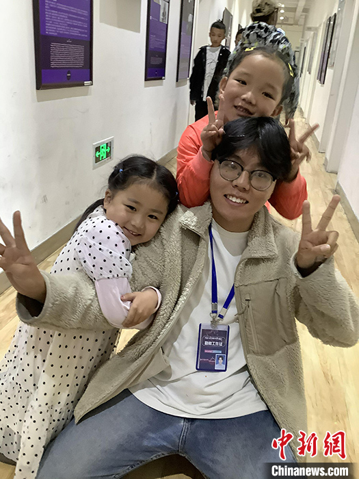 “Z世代”旦真旺加認(rèn)為，拉薩是一座開放與包容的城市，記憶中的拉薩是彩色的。2021年，旦真旺加從浙江大學(xué)漢語言文學(xué)專業(yè)畢業(yè)后，他選擇回到拉薩，成為一名漢語文實習(xí)助教。圖為8月4日，旦真旺加在課間陪學(xué)生玩耍。 <a target='_blank' ><p  align=