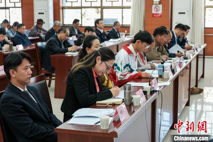 圖為8月10日座談會(huì)現(xiàn)場(chǎng)，左一為歸國定居藏胞晉美次旦?！〗w波 攝
