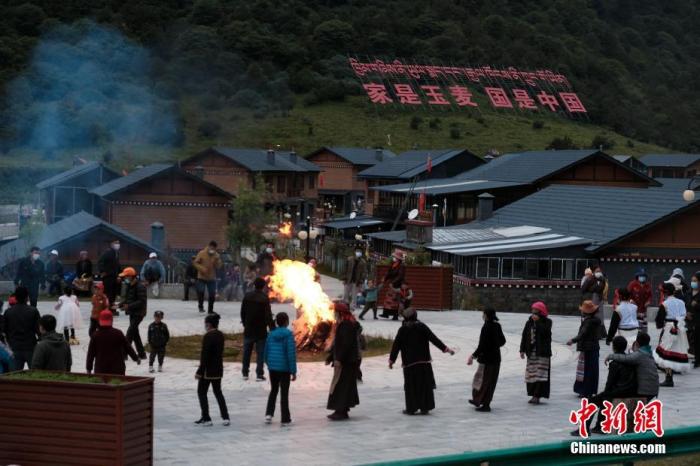 圖為8月5日，玉麥鄉(xiāng)民眾在鄉(xiāng)里跳鍋莊舞，從前的“三人鄉(xiāng)”熱鬧起來了。 <a target='_blank' ></p><p  align=