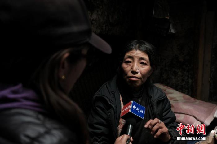 圖為8月6日，卓嘎在牧場小屋內(nèi)接受<a target='_blank' ></p><p  align=