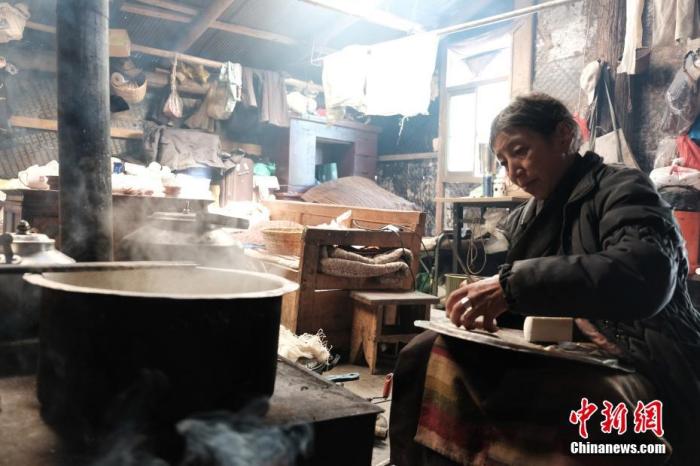 圖為8月6日，60歲的卓嘎在玉麥鄉(xiāng)牧場放牧點(diǎn)制作奶渣。 <a target='_blank' ></p><p  align=
