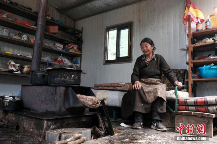圖為8月6日，“玉麥姐妹”央宗在自家牧場放牧點(diǎn)的小屋里，她傳承了父親的生活習(xí)慣，喜歡待在牧場。 <a target='_blank' ></p><p  align=