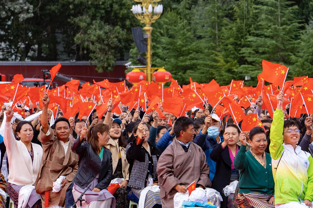 8月19日10時(shí)，慶祝西藏和平解放70周年大會(huì)在拉薩市布達(dá)拉宮廣場(chǎng)隆重舉行。徐馭堯 攝