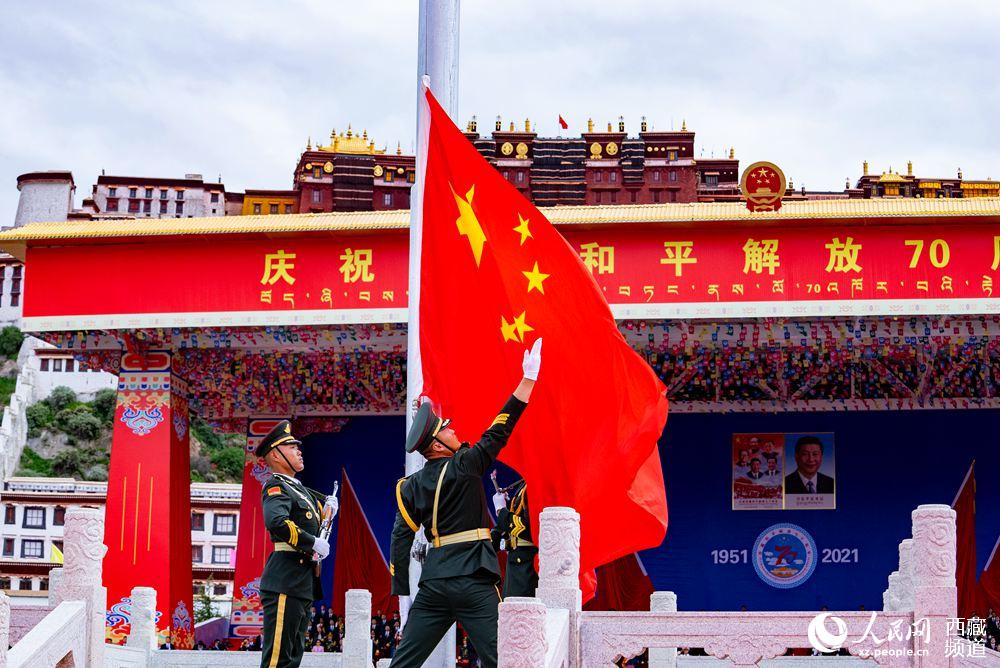 8月19日10時(shí)，慶祝西藏和平解放70周年大會(huì)在拉薩市布達(dá)拉宮廣場(chǎng)隆重舉行。這是大會(huì)舉行升旗儀式。徐馭堯 攝
