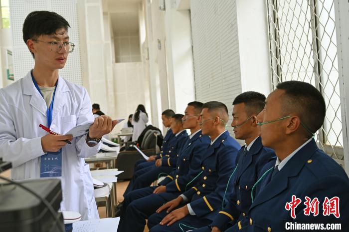 圖為研究團(tuán)隊(duì)成員登記消防員信息?！≮w朗 攝
