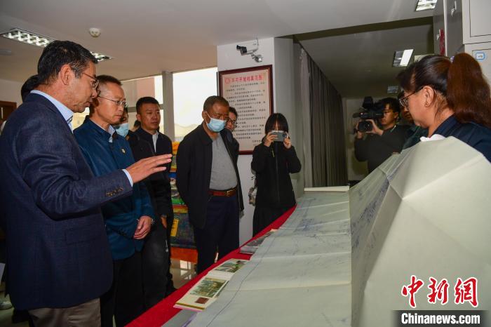 圖為參加西藏三大重點文物保護維修工程檔案移交進館儀式人員參觀布達(dá)拉宮手繪圖紙。　貢嘎來松 攝