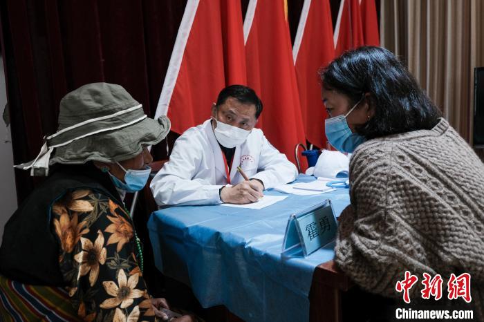 北京大學(xué)第一醫(yī)院教授、主任醫(yī)師霍勇在義診現(xiàn)場接診?！〗w波 攝