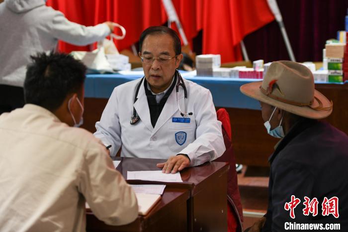 北京大學(xué)人民醫(yī)院心臟中心副主任、博士生導(dǎo)師王偉民為農(nóng)牧民問診?！〗w波 攝