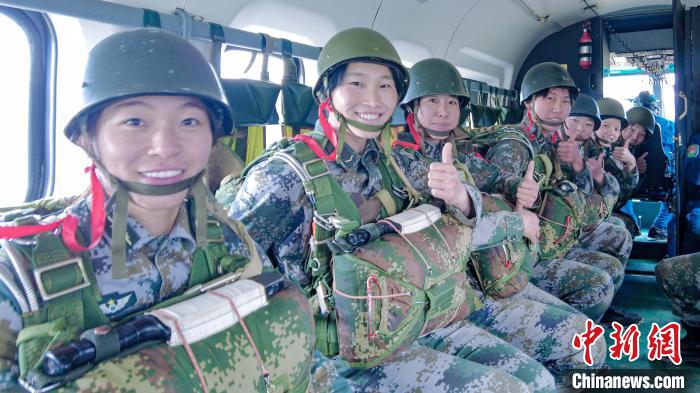 圖為女兵們在直升機上準備跳傘?！⊥跏鰱| 攝