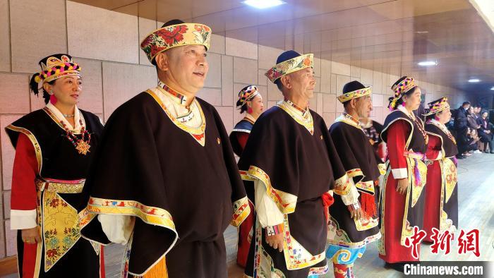 圖為西藏老年舞蹈隊在后臺準備上場。　貢桑拉姆 攝